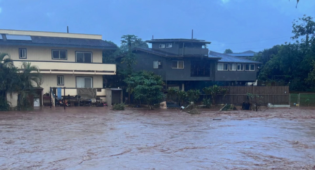 Hawaii Residents Flee as Torrential Rains Push Century-Old Dam to the Brink